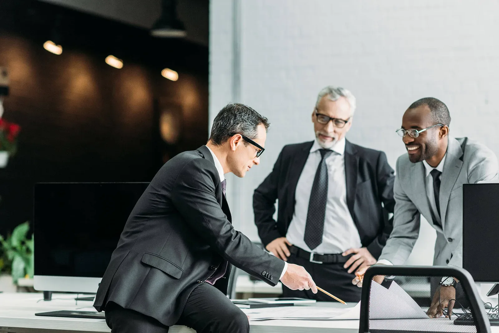 Equipe Omni discutindo estratégias de comunicação corporativa em reunião